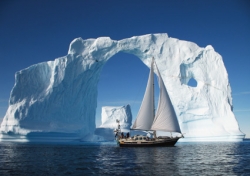 яхта и айсберг